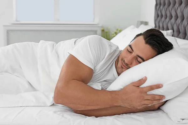 Joven Durmiendo Cama Con Almohadas Suaves Casa —  Fotos de Stock