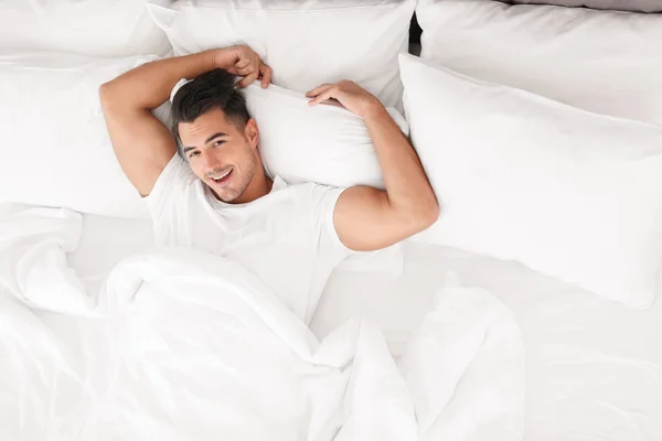 Νεαρός Άνδρας Ξαπλωμένη Στο Κρεβάτι Μαλακά Μαξιλάρια Στο Σπίτι Top — Φωτογραφία Αρχείου