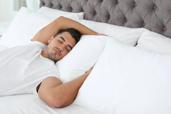 Jovem Dormindo Cama Com Travesseiros Macios Casa — Fotografia de Stock