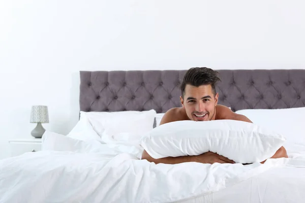Сексуальный Молодой Человек Мягкой Подушкой Кровати Дома — стоковое фото