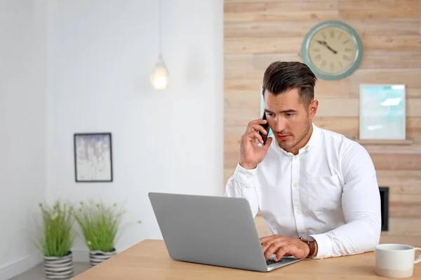 Knappe Jonge Man Praten Telefoon Kantoor — Stockfoto