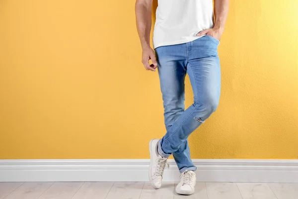 Giovane Jeans Alla Moda Vicino Alla Parete Colore Con Spazio — Foto Stock