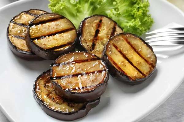 Assiette Avec Tranches Aubergine Frites Savoureuses Gros Plan — Photo