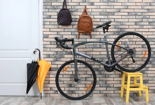 Современный Велосипед Стильном Интерьере Коридора — стоковое фото