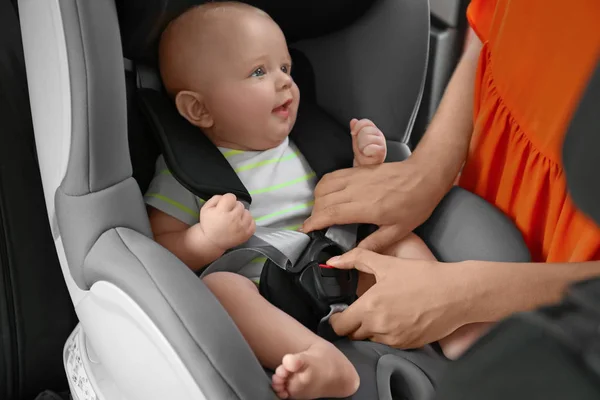 Mutter Befestigt Baby Kindersitz Auto — Stockfoto