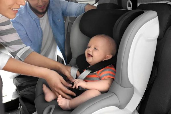 Mutter Befestigt Baby Kindersitz Auto — Stockfoto