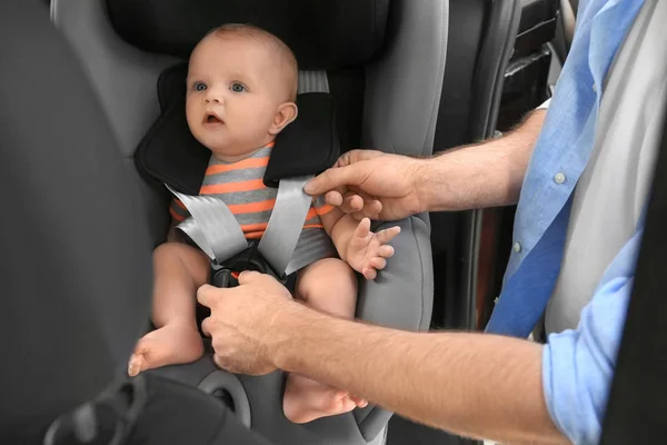 Padre Abrochando Asiento Seguridad Del Bebé Niño Dentro Del Coche — Foto de Stock