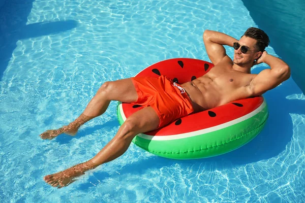 Şişme havuz güneşli ringde olan genç adam