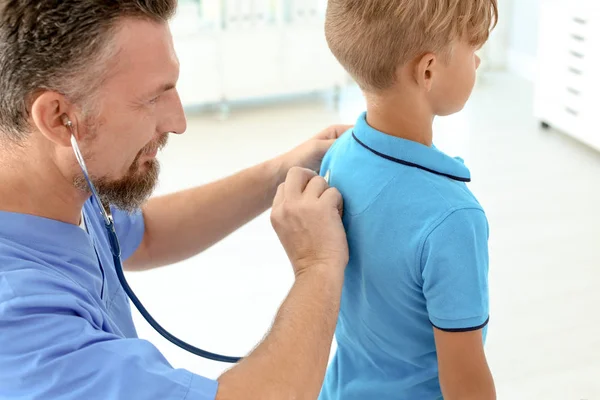 Assistente Médico Masculino Examinando Criança Clínica — Fotografia de Stock