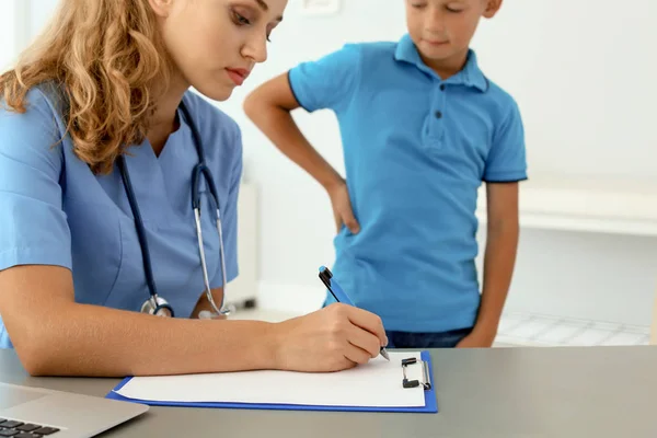 Vrouwelijke Medisch Assistent Consulting Kind Kliniek — Stockfoto