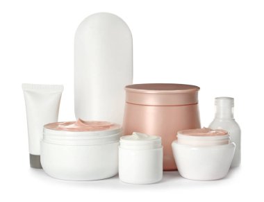 Ayrı kaplarda el kremi ve beyaz arka plan üzerinde diğer kozmetik