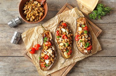 Ahşap masa üzerinde dolması patlıcan ile düz yatıyordu kompozisyon