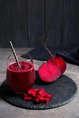 Pancar güler yüzlü masada cam ile kayrak plaka