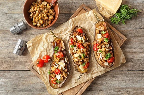 Ahşap masa üzerinde dolması patlıcan ile düz yatıyordu kompozisyon