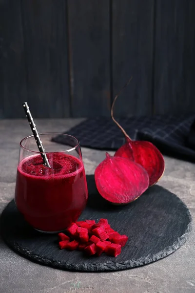 Pancar güler yüzlü masada cam ile kayrak plaka
