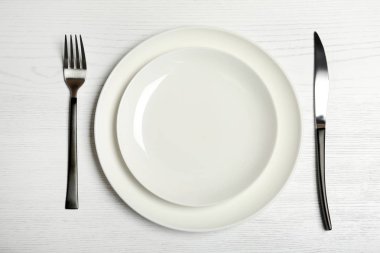 Tabak, çatal ve bıçak ahşap tablo, görünüm üst. Yeni ayar