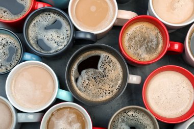 Bardak kahve ile düz yatıyordu kompozisyon. Gıda fotoğrafçılığı