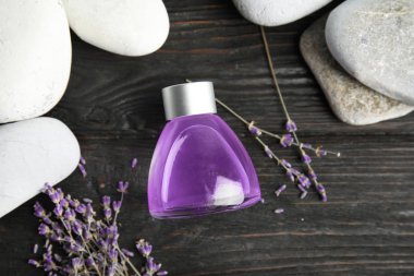 Doğal bitkisel yağ ve lavanta çiçekleri ahşap arka plan üzerinde düz yatıyordu kompozisyonu