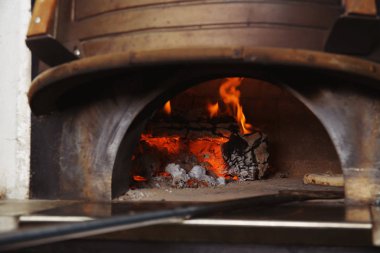 Yanan odun ve lezzetli pizza lokanta mutfağı ile fırın