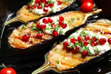 Lezzetli kızarmış patlıcan, closeup ile ızgara tava