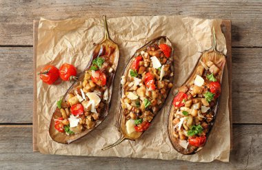 Ahşap masa üzerinde dolması patlıcan ile düz yatıyordu kompozisyon