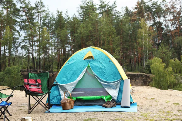 夏日荒野露营帐篷及配件 — 图库照片