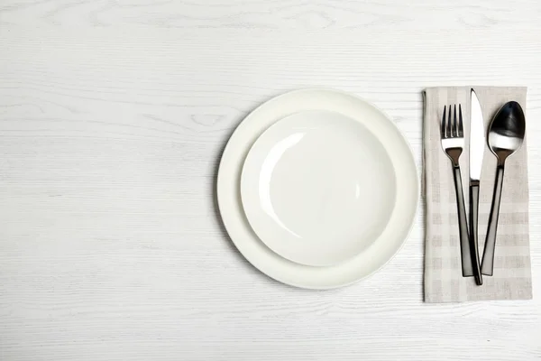 Plates Cutlery Wooden Table Top View New Setting — Stock Photo, Image