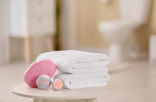 干净的背景清洁的毛巾和洗浴用品 — 图库照片