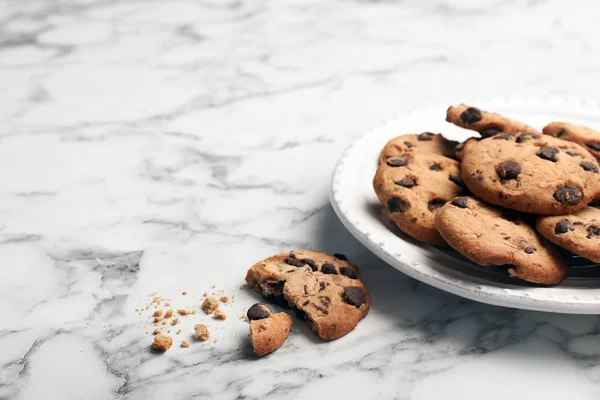 Plate Tasty Chocolate Cookies Marble Table — Stock Photo, Image