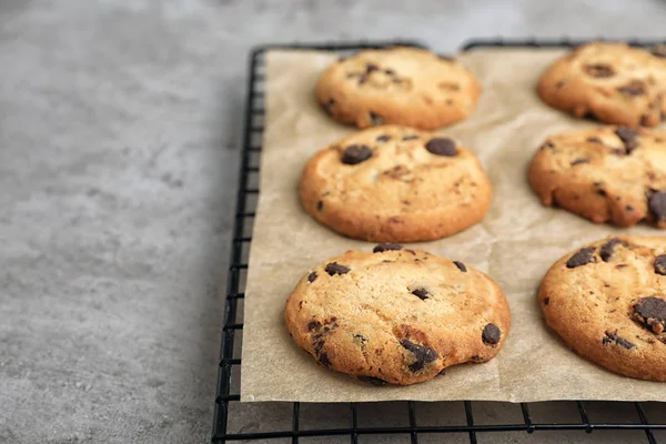 Estante Enfriamiento Con Sabrosas Galletas Chocolate Mesa Gris — Foto de Stock