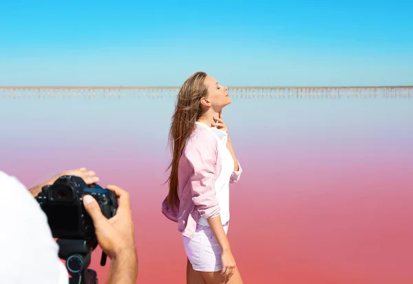 Profesjonalny Fotograf Biorąc Zdjęcie Kobiety Pobliżu Różowe Jezioro Słoneczny Dzień — Zdjęcie stockowe