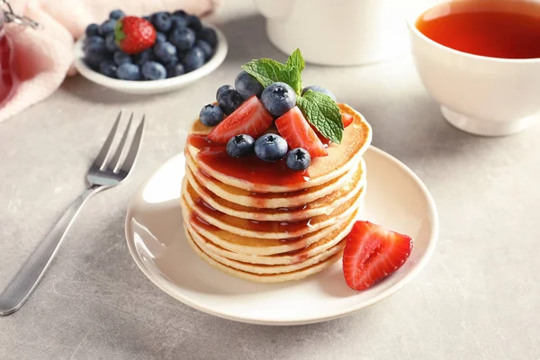 Teller Mit Pfannkuchen Und Beeren Auf Dem Tisch — Stockfoto