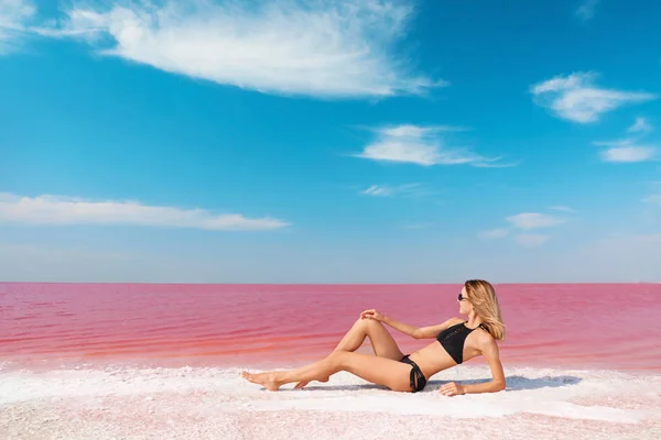 Красивая Женщина Купальнике Лежащая Возле Розового Озера Солнечный День — стоковое фото