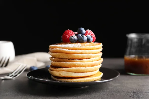 Crêpes Savoureuses Aux Baies Poudre Sucre Sur Assiette — Photo