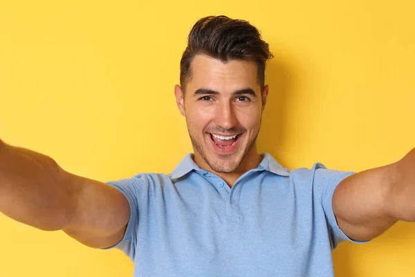 Joven Guapo Hablando Por Teléfono Sobre Fondo Gris Espacio Para — Foto de Stock