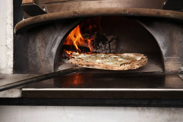 Ugn Med Brinnande Ved Och Välsmakande Pizza Restaurangkök — Stockfoto