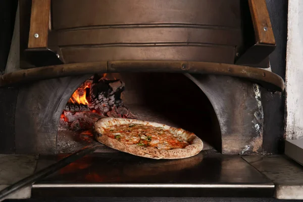 Ugn Med Brinnande Ved Och Välsmakande Pizza Restaurangkök — Stockfoto
