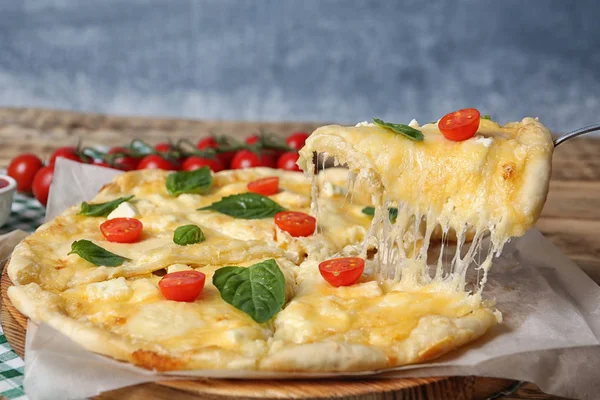 Tomando Sabrosa Rebanada Pizza Casera Con Queso Derretido Mesa — Foto de Stock