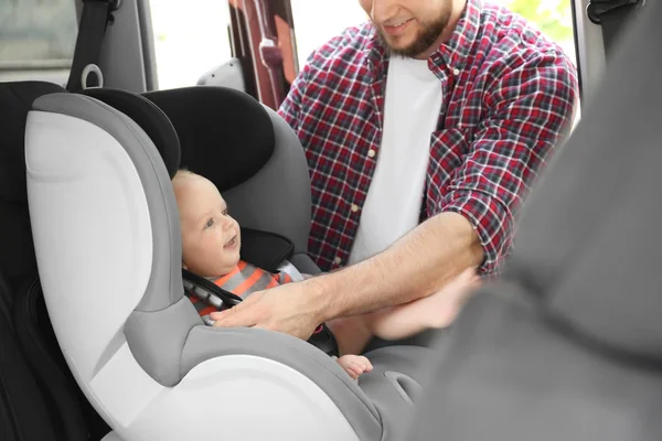 Vater Befestigt Baby Kindersitz Auto — Stockfoto