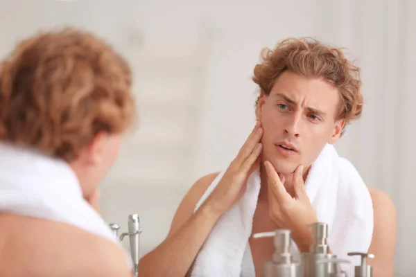 Jovem Olhando Espelho Depois Fazer Barba Casa — Fotografia de Stock