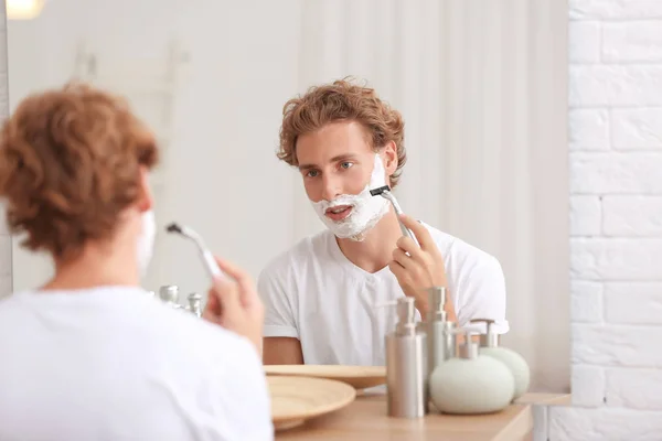 Jovem Bonito Homem Barbear Banheiro — Fotografia de Stock