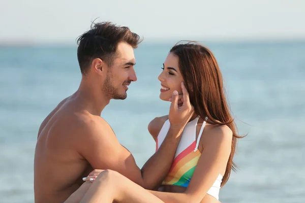 Feliz Pareja Joven Playa Día Soleado — Foto de Stock