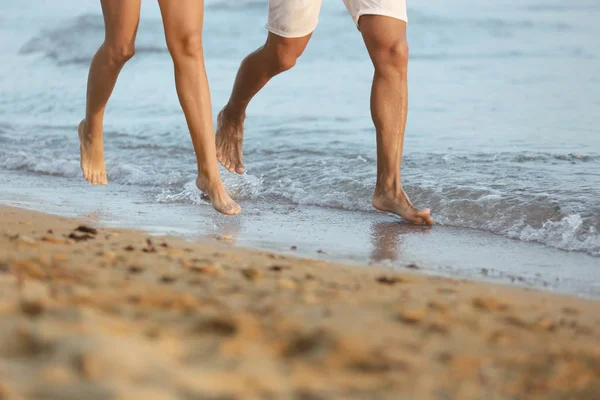 Szczęśliwa Młoda Para Zabawy Plaży Słoneczny Dzień — Zdjęcie stockowe