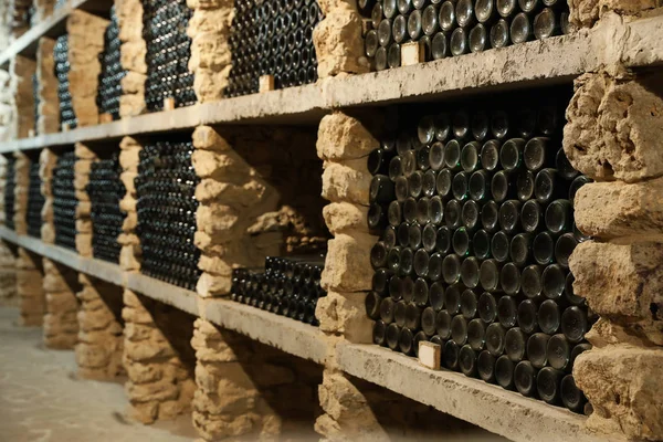 Πολλά Μπουκάλια Κρασιού Στα Ράφια Στο Κελάρι — Φωτογραφία Αρχείου