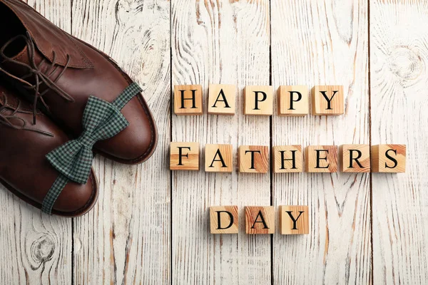 Schoenen Vlinderdas Kubussen Houten Achtergrond Bovenaanzicht Father Day Viering — Stockfoto