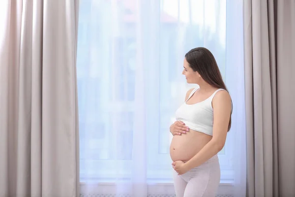 Jonge Mooie Zwangere Vrouw Buurt Van Venster Thuis — Stockfoto