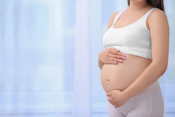 Jeune Femme Enceinte Près Fenêtre Maison Gros Plan — Photo