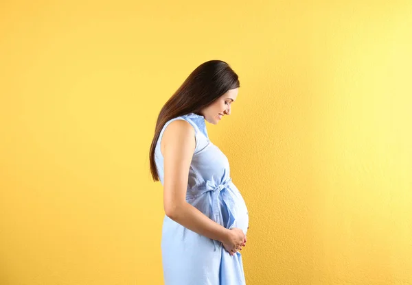 Młoda Piękna Kobieta Ciąży Przed Kolor Tła — Zdjęcie stockowe