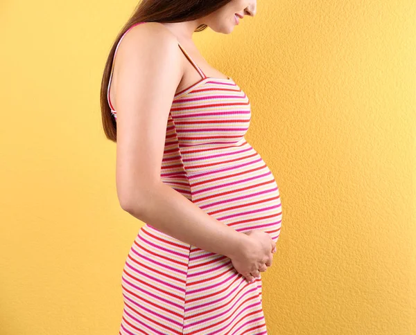 Młoda Piękna Kobieta Ciąży Przed Kolor Tła Zbliżenie — Zdjęcie stockowe