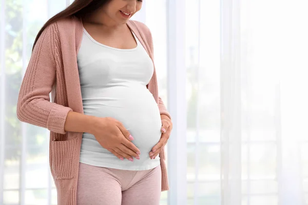 Unga Gravid Kvinna Nära Fönster Hemma Närbild — Stockfoto